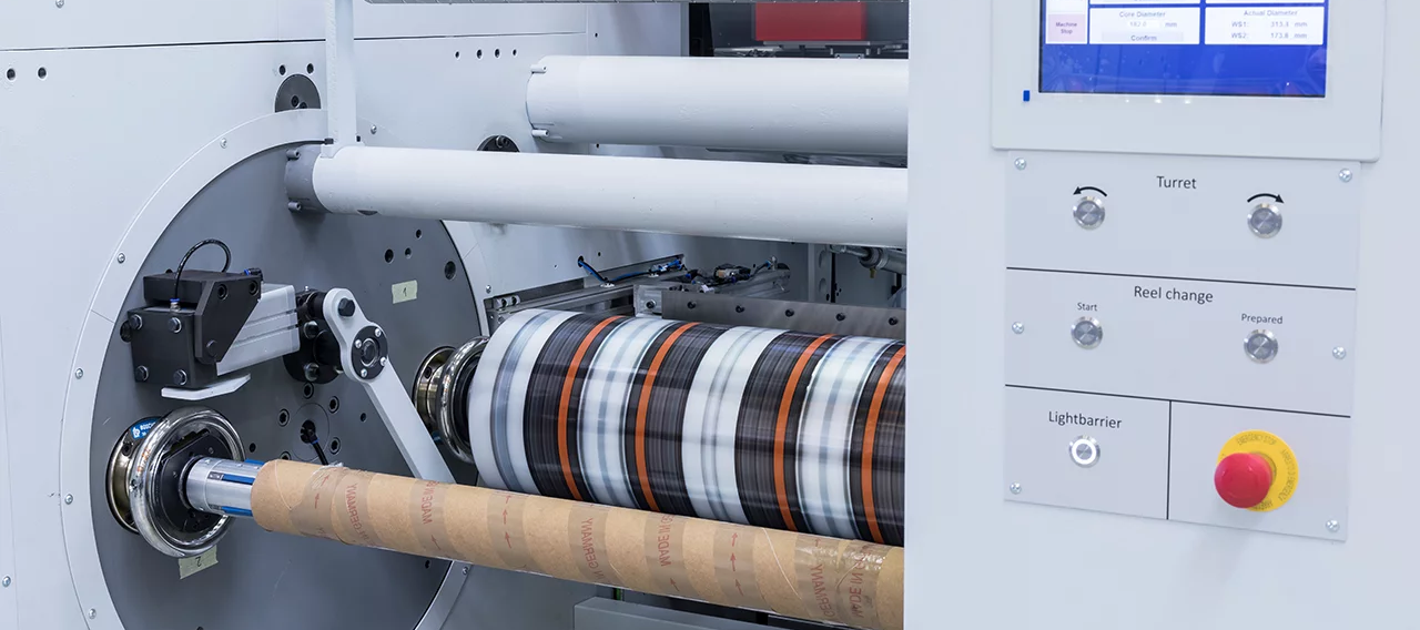 Turret style winders: Highly productive thanks to fully automated splices at production speeds of up to 400m/min.
