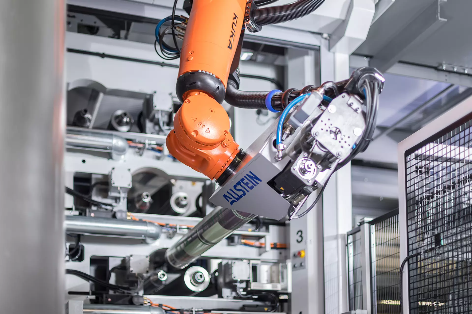 Fully automatic transfer of the printing tools from the transfer stations to the printing units of the press.